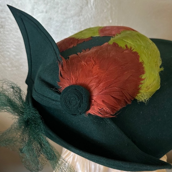 SMART 1950s' GREEN FELT HAT WITH BOW, FEATHERS & VEILING - Picture 8 of 12